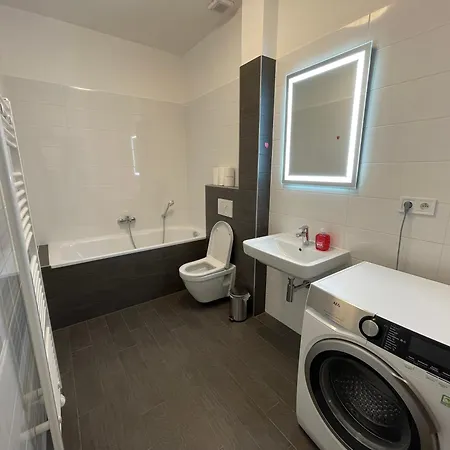 Golden Rose With 24h Checkin And Free Parking Apartment Piest'any